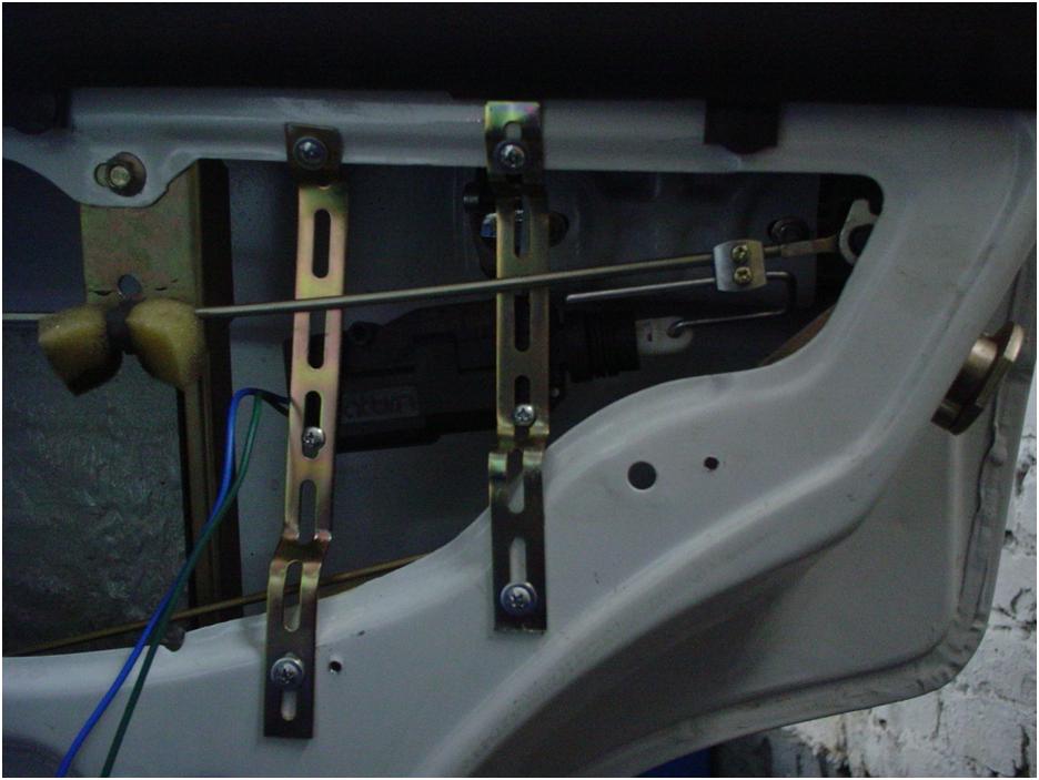 Дверь автомобиля без обшивки с укрепленным моторчиком ЦЗ