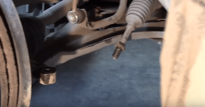 Откручиваем рулевой наконечник от рулевой тяги Рено Меган 2
