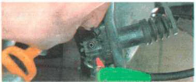 Снимаем защитный колпачок с прокачного штуцера рабочего цилиндра сцепления