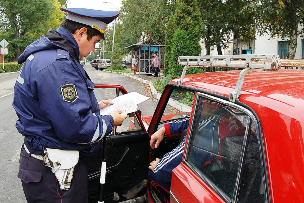 Осмотр багажника инспектором дпс