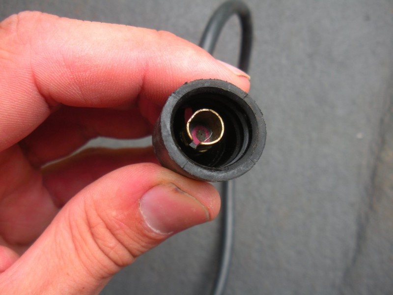 Пробитые высоковольтные провода или конденсатор Пробитые высоковольтные провода или конденсатор