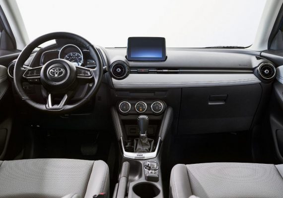 салон Toyota Yaris 2020 фото