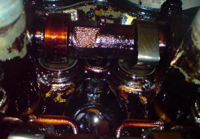 Грязный двигатель в нагаре и отложениях