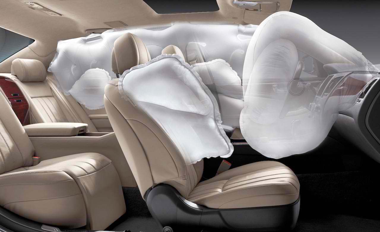 Раскрытые подушки безопасности в салоне машины