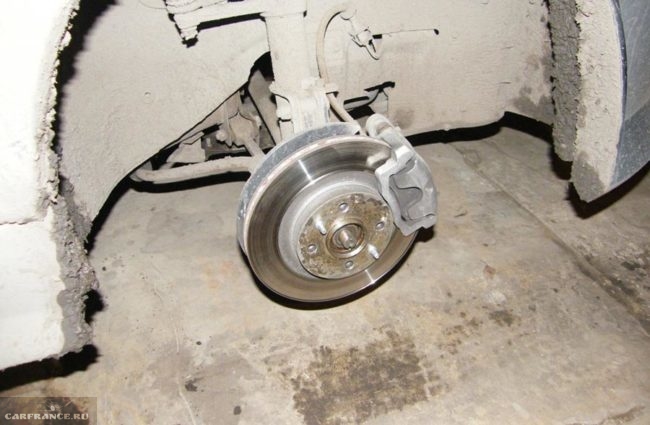 Переднее колесо снято для доступа к гайке передней ступицы на ВАЗ-2112