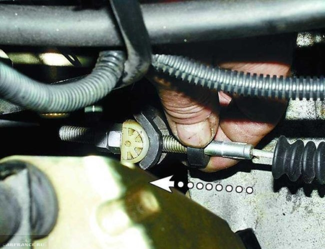 Пыльник троса сцепления, рычаг и регулировочные гайки в ВАЗ-2110