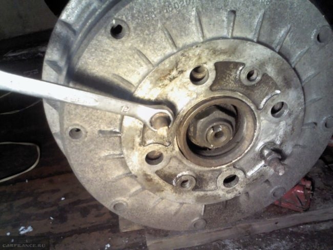 Выкручивание шпильки из тормозного барабана заднего колеса автомобиля ВАЗ-2110