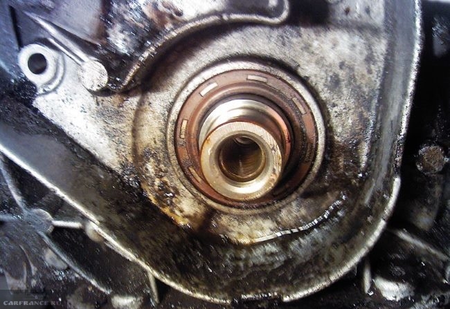 Замасливание корпуса двигателя вокруг сальника коленвала в ВАЗ-2110