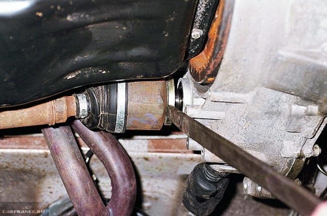 Вытаскивание внутреннего шарнира привода из коробки передач в ВАЗ-2110