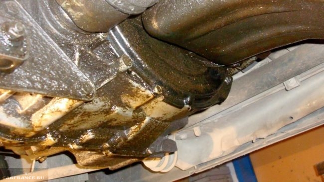 Масляные потеки на коробке передач в ВАЗ-2110, вид снизу автомобиля