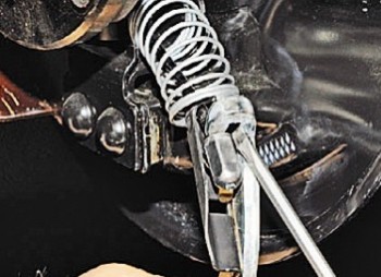 Замена задних тормозных колодок Renault Duster (4*4 и 2*4)