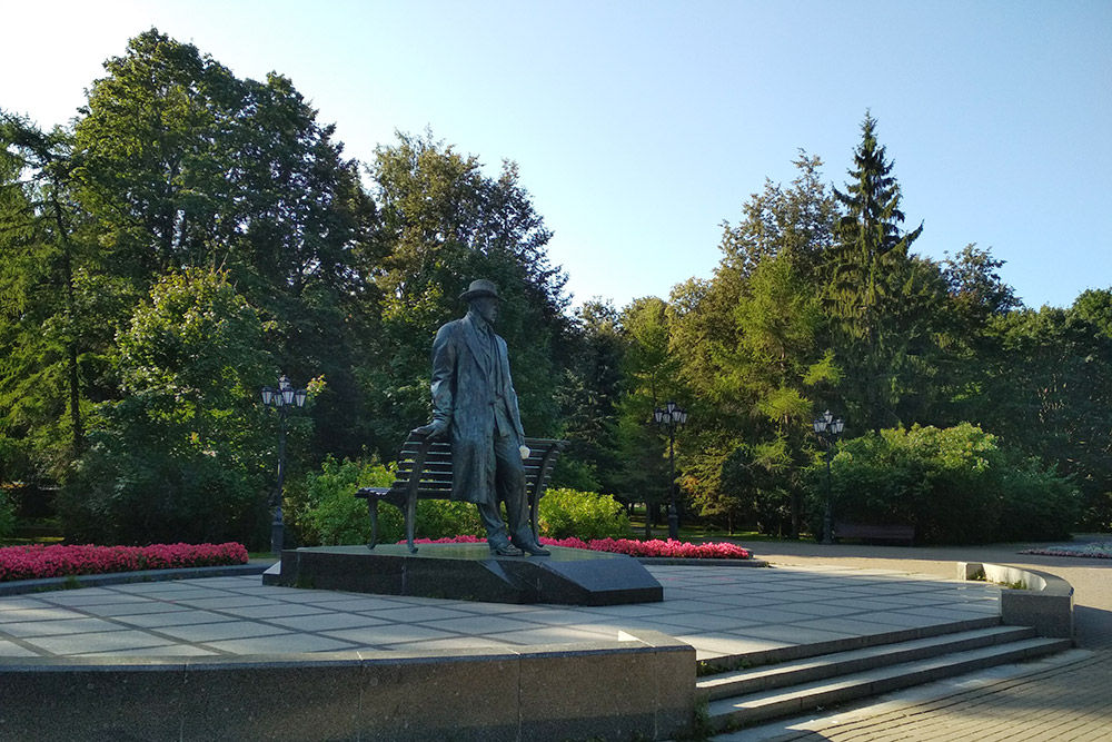 Памятник Рахманинову находится в небольшом сквере, где звучат самые известные произведения композитора