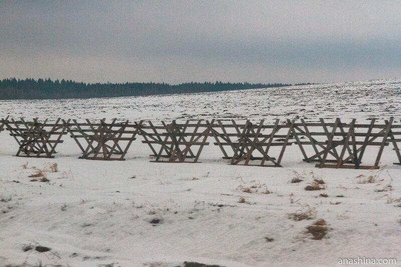 Решетки снегозадержания вдоль трассы