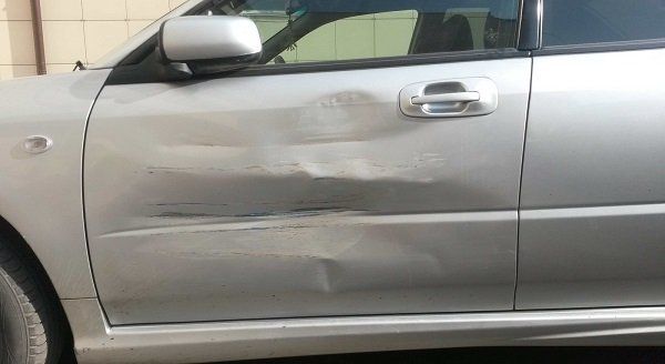 Поврежденная передняя дверь автомобиля