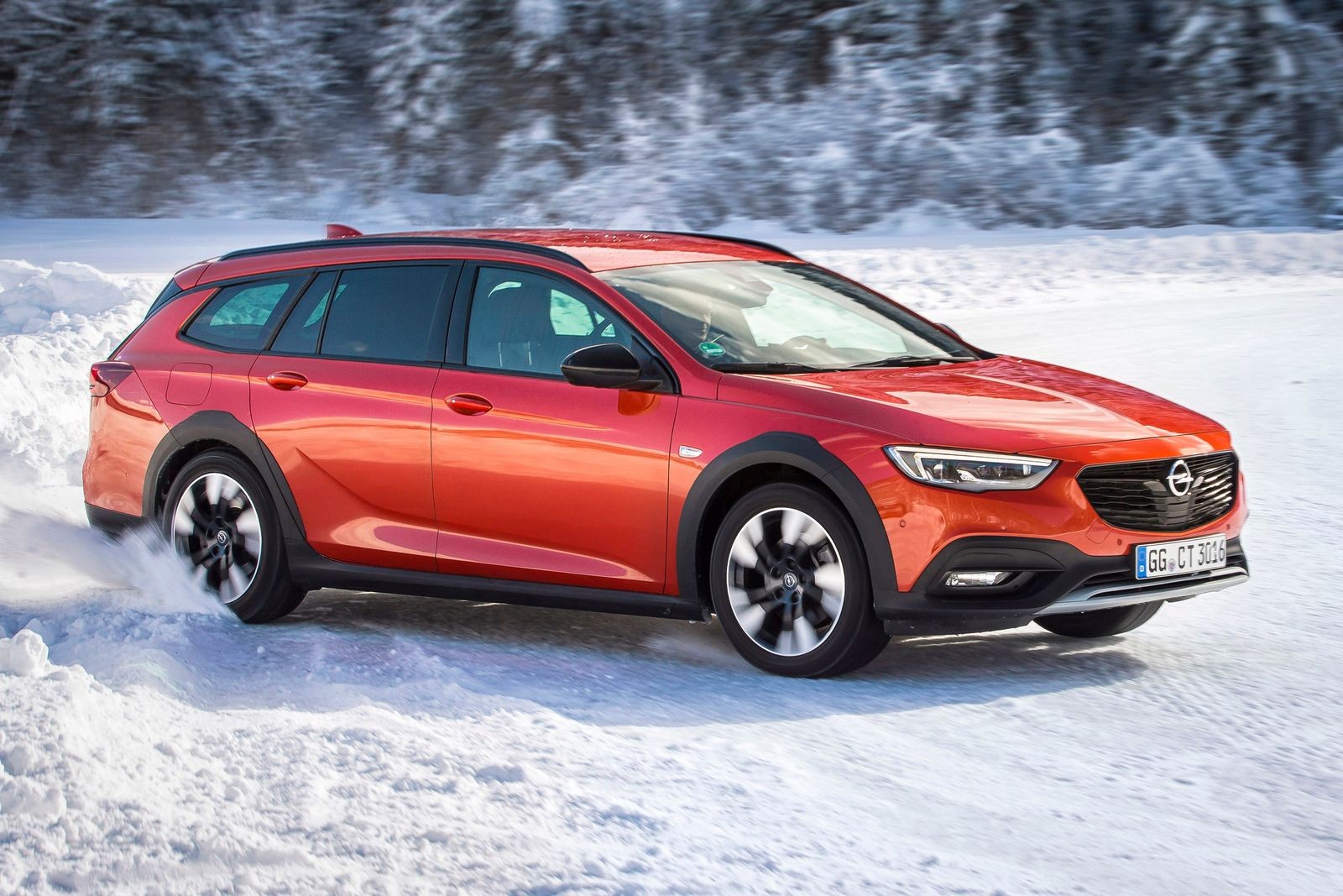 Полноприводный кросс-универсал Opel Insignia Country Tourer мы в России, к сожалению, никогда не увидим.