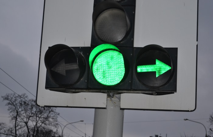 Зеленый свет и рзрешен поворот направо