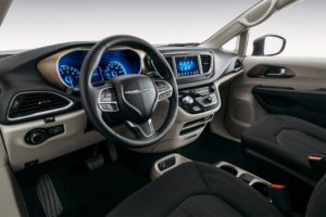 фото интерьер Chrysler Voyager 2019-2020