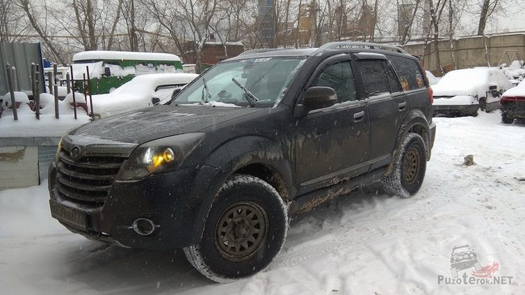 Мокрый автомобиль Ховер на снегу