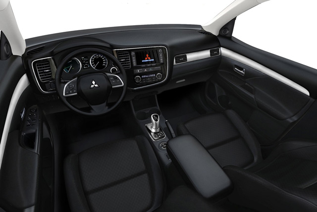 Салон автомобиля Mitsubishi Outlander лаконичен и комфортабелен