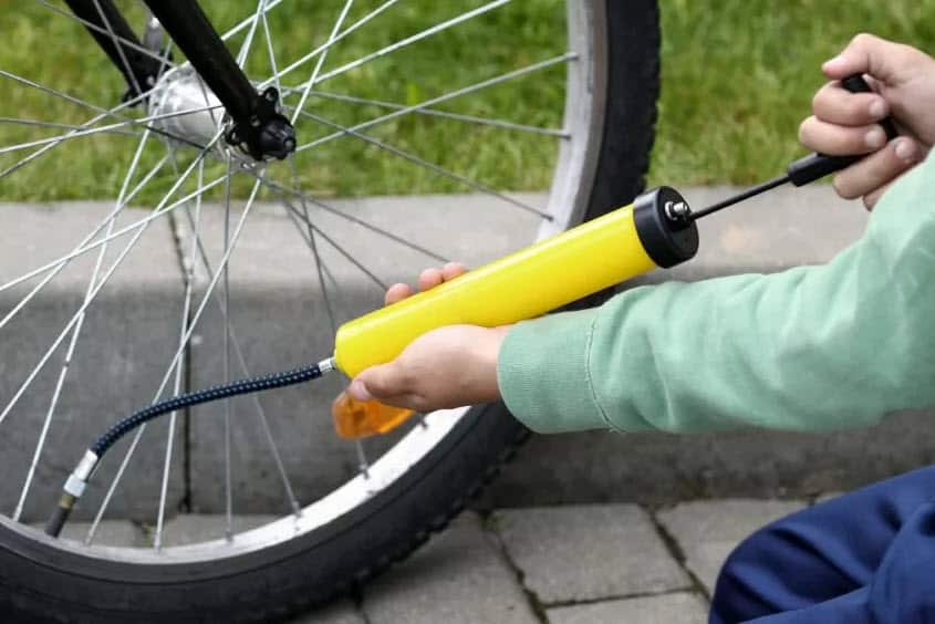 Как накачать колесо велосипеда без насоса