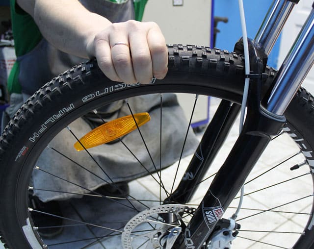 Как определить уровень давления в шинах велосипеда 