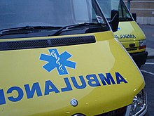 «Звезда жизни» и зеркально отражённая надпись «AMBULANCE» на капоте автомобиля скорой помощи в Лондоне
