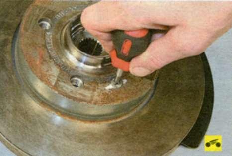 Выверните винт крепления тормозного диска к ступице