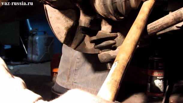 Оттягивание при помощи монтажной лопаты нижнего рычага и в последствие снятие изношенной опоры с автомобиля