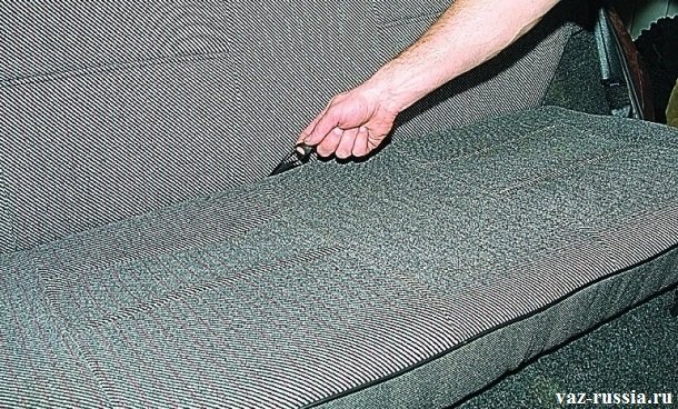 Откидывание нижней подушки заднего сиденья