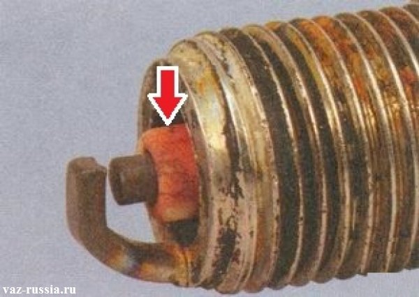 Стрелкой указа изолятор свечи который имеет ярко красный оттенок