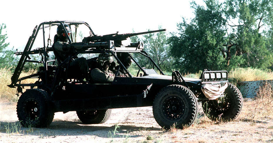 ​Американские FAVы оснащались 2-литровыми 200-сильными двигателями Volkswagen, весили 680 кг и могли проехать 320 км на одной заправке, максимальная скорость составляла 97 км/ч. В 1991 году Fast Attack Vehicle были переименованы в Desert Patrol Vehicle (DPV). militarymachine.com - Лёгкие машины для тяжёлой работы 