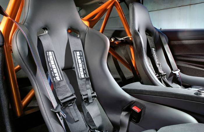 Кресла и перегородки в BMW M4 GTS F82