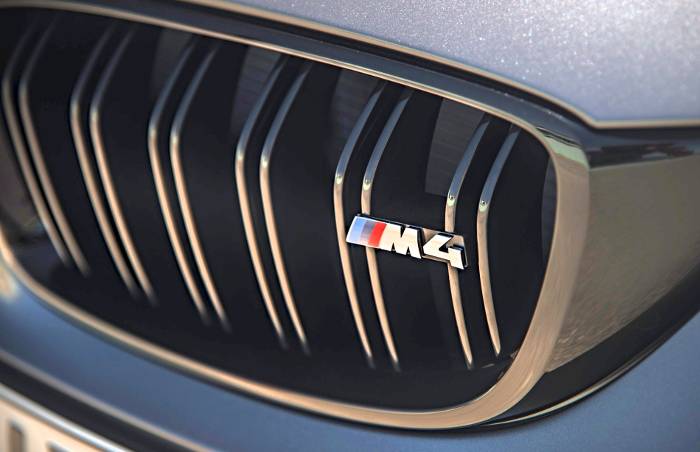 Логотип на решетке радиатора BMW M4 GTS F82