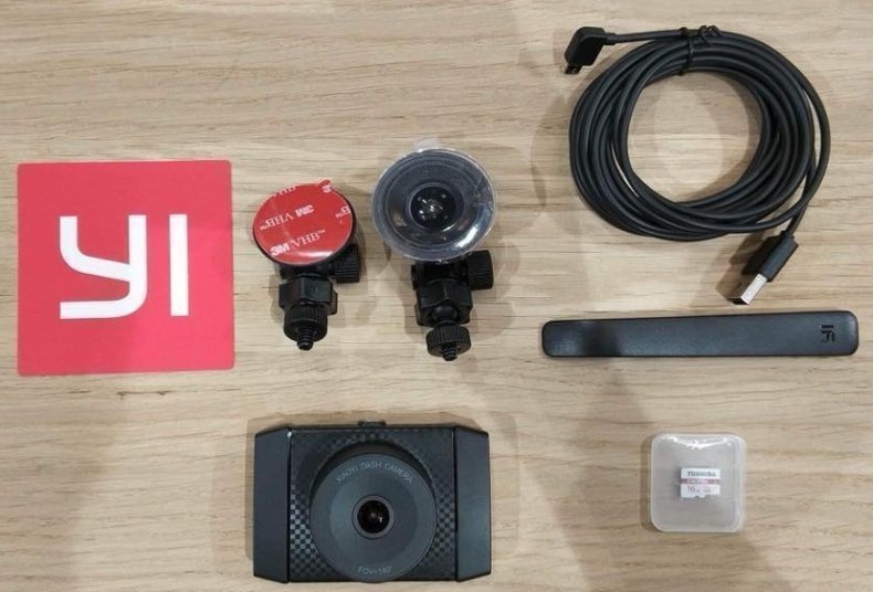 Красивый компактный внешний вид и видеорегистратор черного цвета Xiaomi YI Ultra Dash Camera